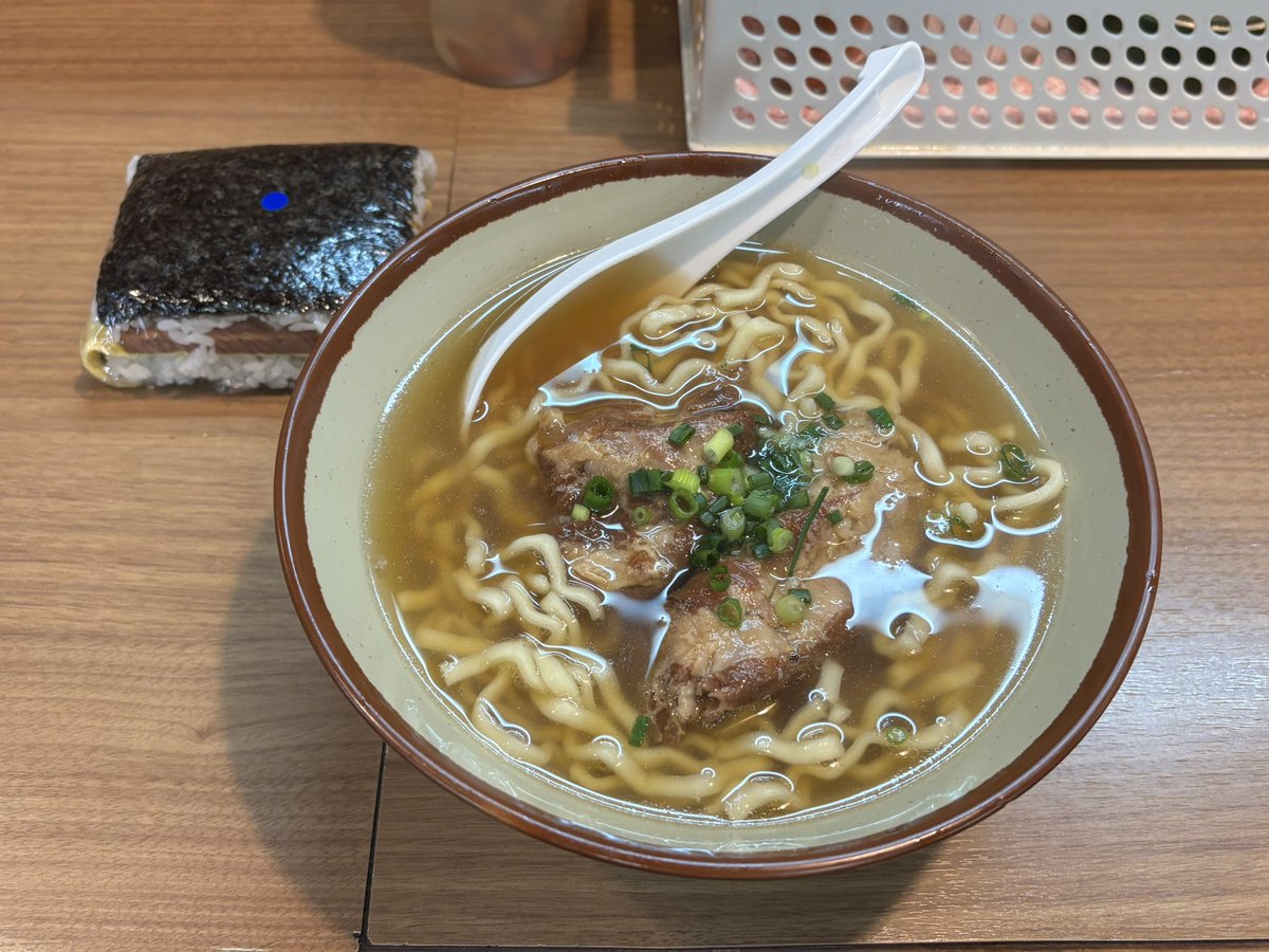 tinbin44's tweet photo. 夜中に那覇に到着。深夜営業のすばやー松山店で軟骨ソーキそばとポーク卵おにぎり。最高のスタート！ #那覇 https://t.co/8oJTMtbyyl