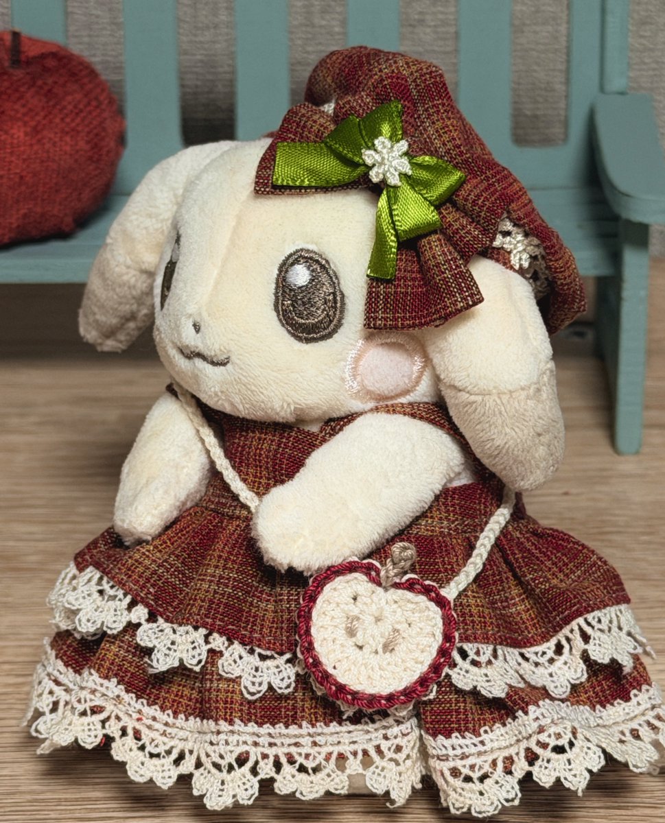 alcremie_Ruby's tweet photo. りんごの果肉みたいな色のうすチュウさんに、りんごをイメージしたお洋服をつくりました🍎

ケープを取り外せばシンプルなジャンスカスタイルに♡ https://t.co/2oEdRbCJg6