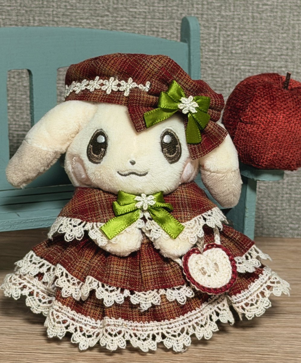 alcremie_Ruby's tweet photo. りんごの果肉みたいな色のうすチュウさんに、りんごをイメージしたお洋服をつくりました🍎

ケープを取り外せばシンプルなジャンスカスタイルに♡ https://t.co/2oEdRbCJg6
