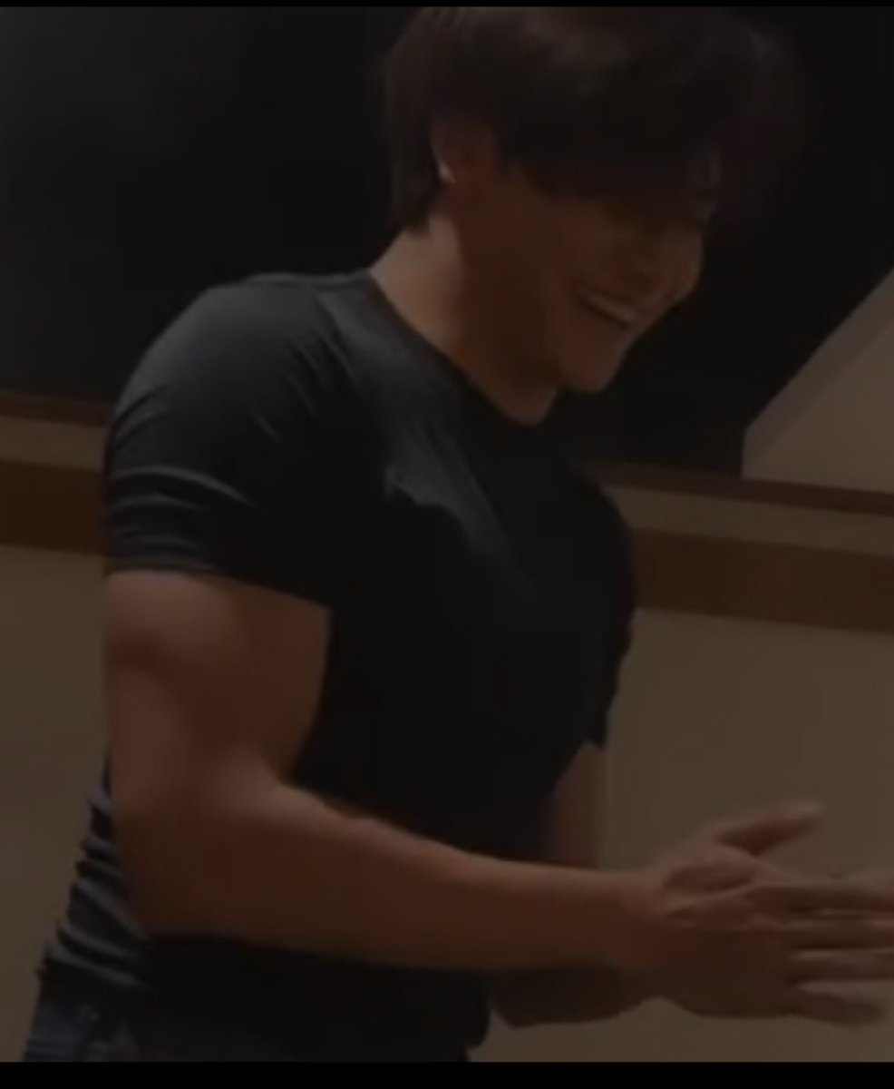 Joongrc's tweet photo. @FAENNATACHAI @ChenRcj @dunknatachai Don't try it girl , Check his muscle once before kissing his bro(bf) https://t.co/xl9kC8ta1l