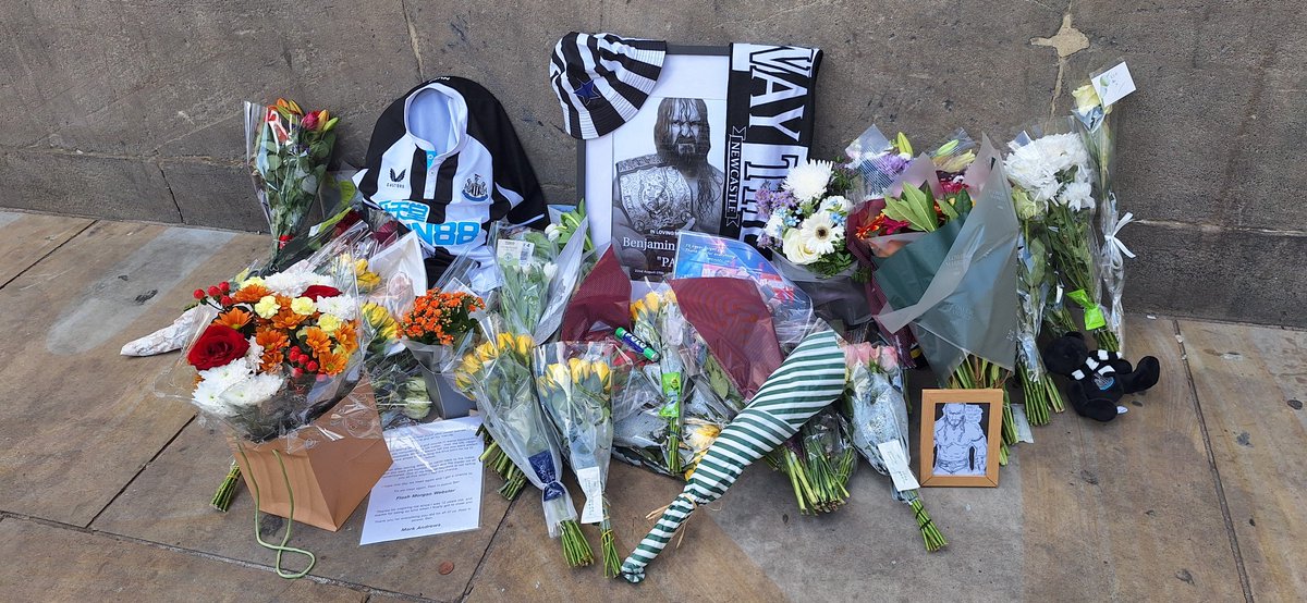 Lab_fergy's tweet photo. Took a trip into town today to pay my respects to PAC today it was very emotional 
#pac https://t.co/QwDajottGp