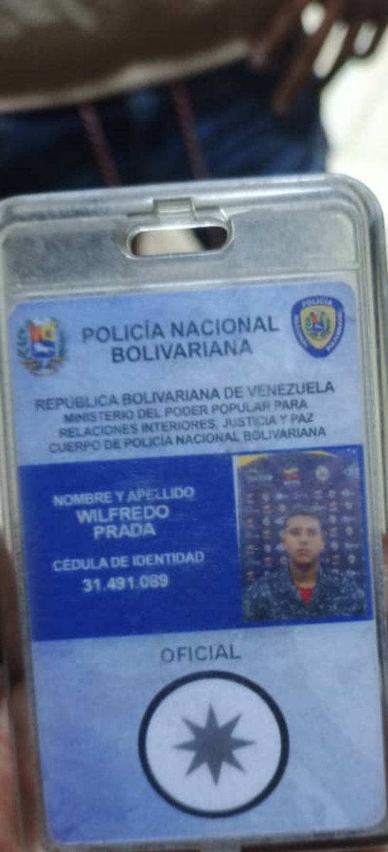 gabybuada's tweet photo. #Urgente 

En este momento #Oct1 tres funcionarios de la #PNB Destacamento DIE de la Quebradita solicitan acceso a la azotea de los edificios residenciales ubicados en Parque Carabobo en Caracas.

Afirman que necesitan fotografiar ya que hay manifestaciones. Lamentablemente les dieron acceso aún sin presentar ninguna orden judicial.

#11AM 

Continúan las violaciones a la propiedad privada.

Continúa el espionaje y la amenaza.

Continúa el abuso policial y el abuso de poder.