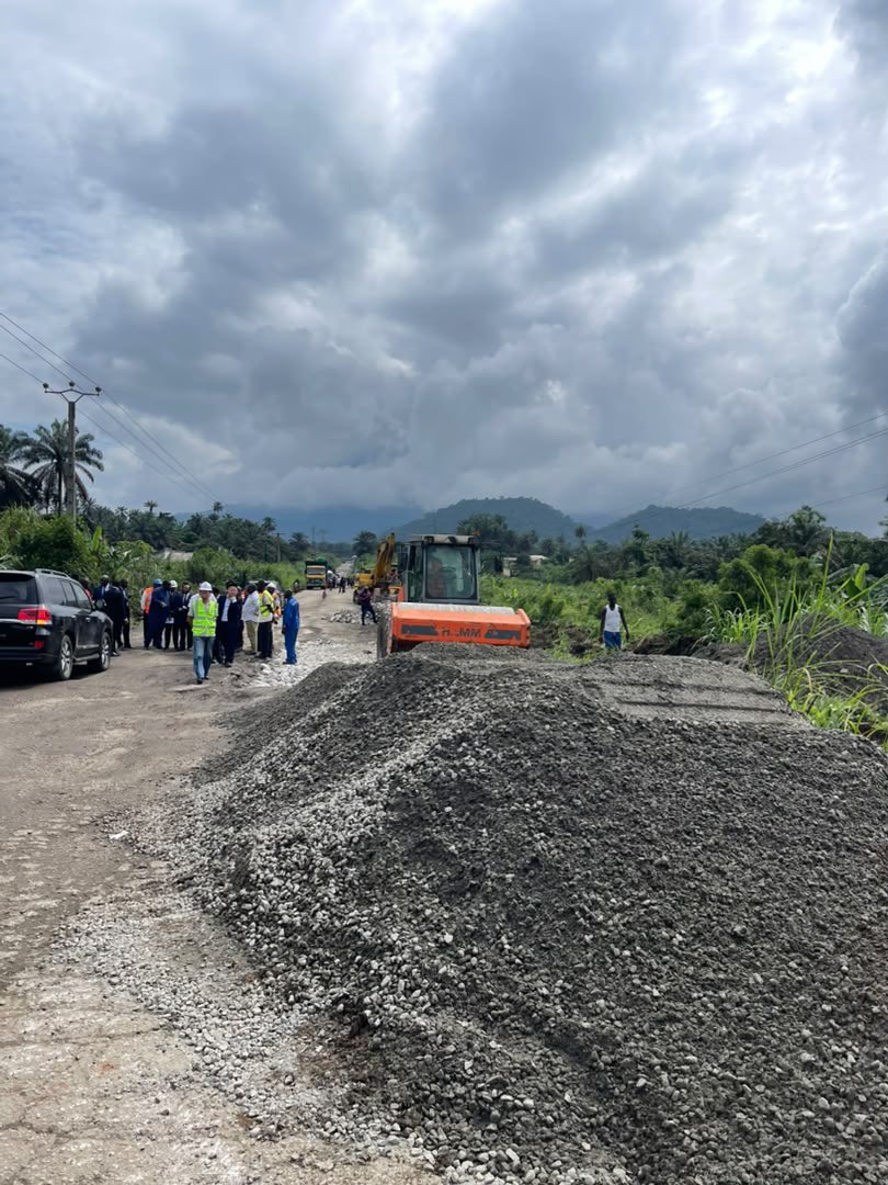CRTV_web's tweet photo. et Pont du Nkam-Échangeur Bandjoun. Ces travaux devraient s’accentuer avec le début de la saison favorable. Ils ont pour but de traiter les dégradations et de relever le niveau de service de cette Nationale, en attendant sa reconstruction.
#Mintp
#Cameroun https://t.co/mdEZ08peJ6