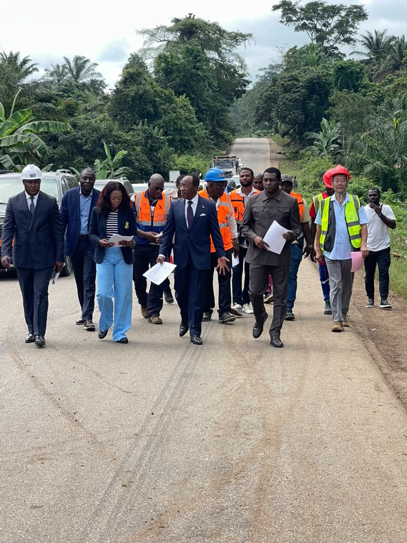 CRTV_web's tweet photo. et Pont du Nkam-Échangeur Bandjoun. Ces travaux devraient s’accentuer avec le début de la saison favorable. Ils ont pour but de traiter les dégradations et de relever le niveau de service de cette Nationale, en attendant sa reconstruction.
#Mintp
#Cameroun https://t.co/mdEZ08peJ6