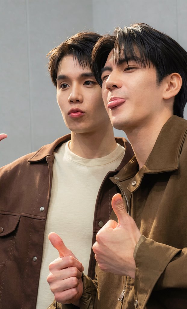 HwiM_NaTEE's tweet photo. วันนี้มาหวีดช้า เพิ่งกลับบ้าน 🥹
เอางี้นะ

ถ้าพี่ป้อมปืมกับยัยเป๊บเปอร์มา
เราจะตุยกันหมดแน่นอนนน

กรี๊ดดดดดดดด 
#จิมมี่ซี https://t.co/hW77gPeD2y