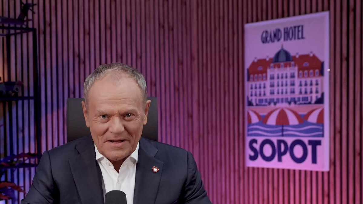 Bart_Wielinski's tweet photo. Tym razem Tusk przyszedł ze sprzętem https://t.co/vvvMmZ9t9e