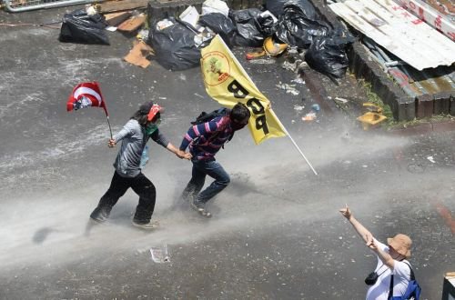 _ownerofmyown's tweet photo. Gezi'den bir fotoğraf...

Atatürk bayraklı kadın ve BDP bayraklı kürt el ele

Aşağıdaki dombili de bozkurt yapıyor https://t.co/VHcsIra6zI