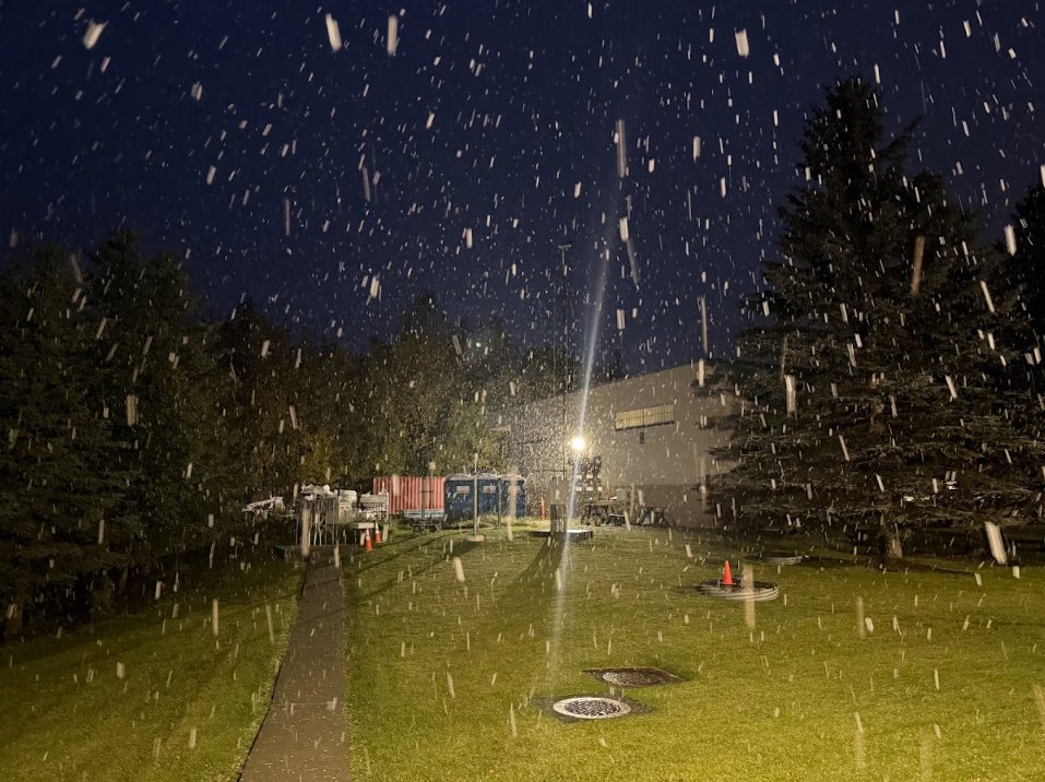 NWSAnchorage's tweet photo. ❄🌧 Portions of the Anchorage Bowl is reporting snow, other areas are reporting rain still. Some of this snow is sticking to colder surfaces. 🚙 Conditions may change along your commute. Be safe out there!
We would be happy to take reports! #AKwx #snow https://t.co/f2z9MQt6S9