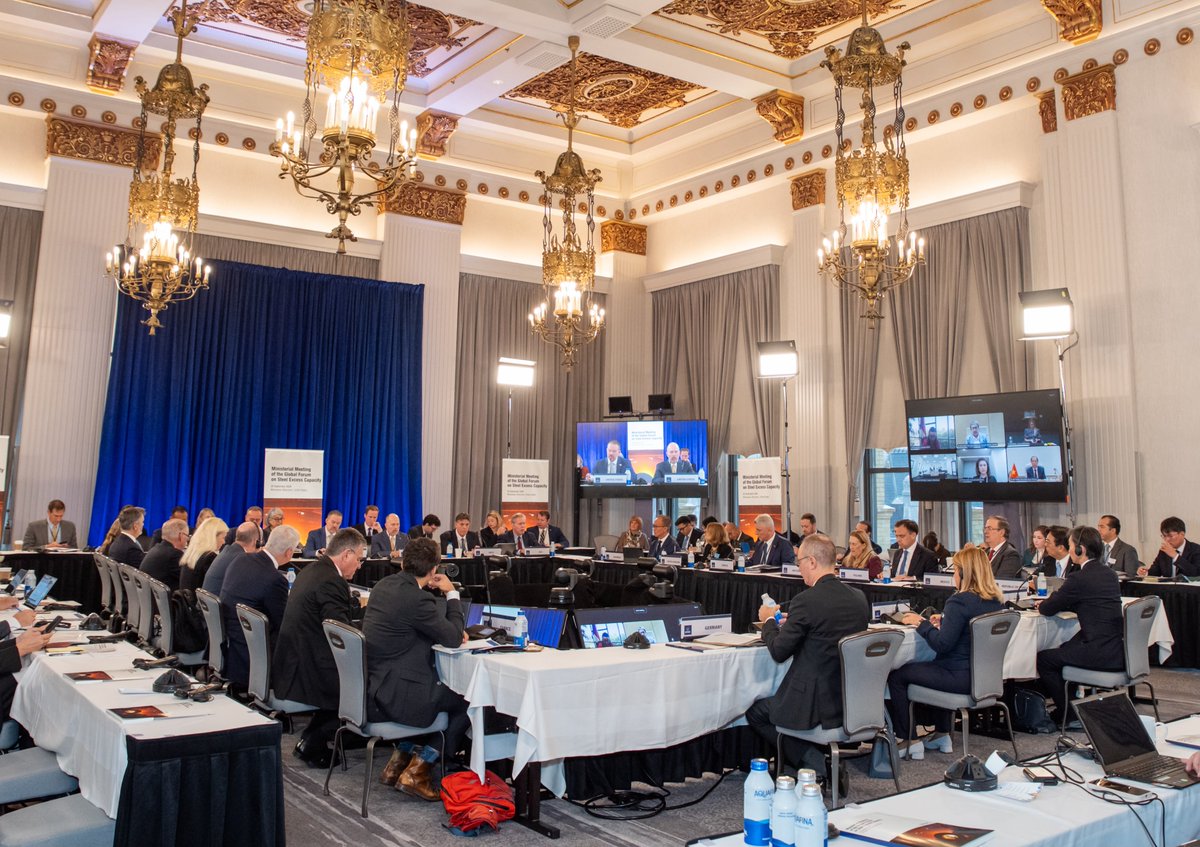 ItalyMFA's tweet photo. Il Sottosegretario @tripodimaria, su delega del Ministro @Antonio_Tajani, ha partecipato a Milwaukee alla Ministeriale G20 sul Commercio sotto la Presidenza statunitense.

Nel corso dei lavori ha ribadito l’approccio costruttivo dell’Italia, sostenendo le proposte volte a contrastare l’uso coercitivo del commercio, rafforzare il contrasto al lavoro forzato nelle catene globali del valore e affrontare l’eccesso strutturale di capacità produttiva, consolidando la politica commerciale UE.

L’Italia conferma così il proprio impegno per un commercio internazionale più equilibrato e per il dialogo con i partner, volto a individuare soluzioni concrete, efficaci e condivise.
#G20

Leggi il comunicato 👇
https://t.co/RGwFErIQVc