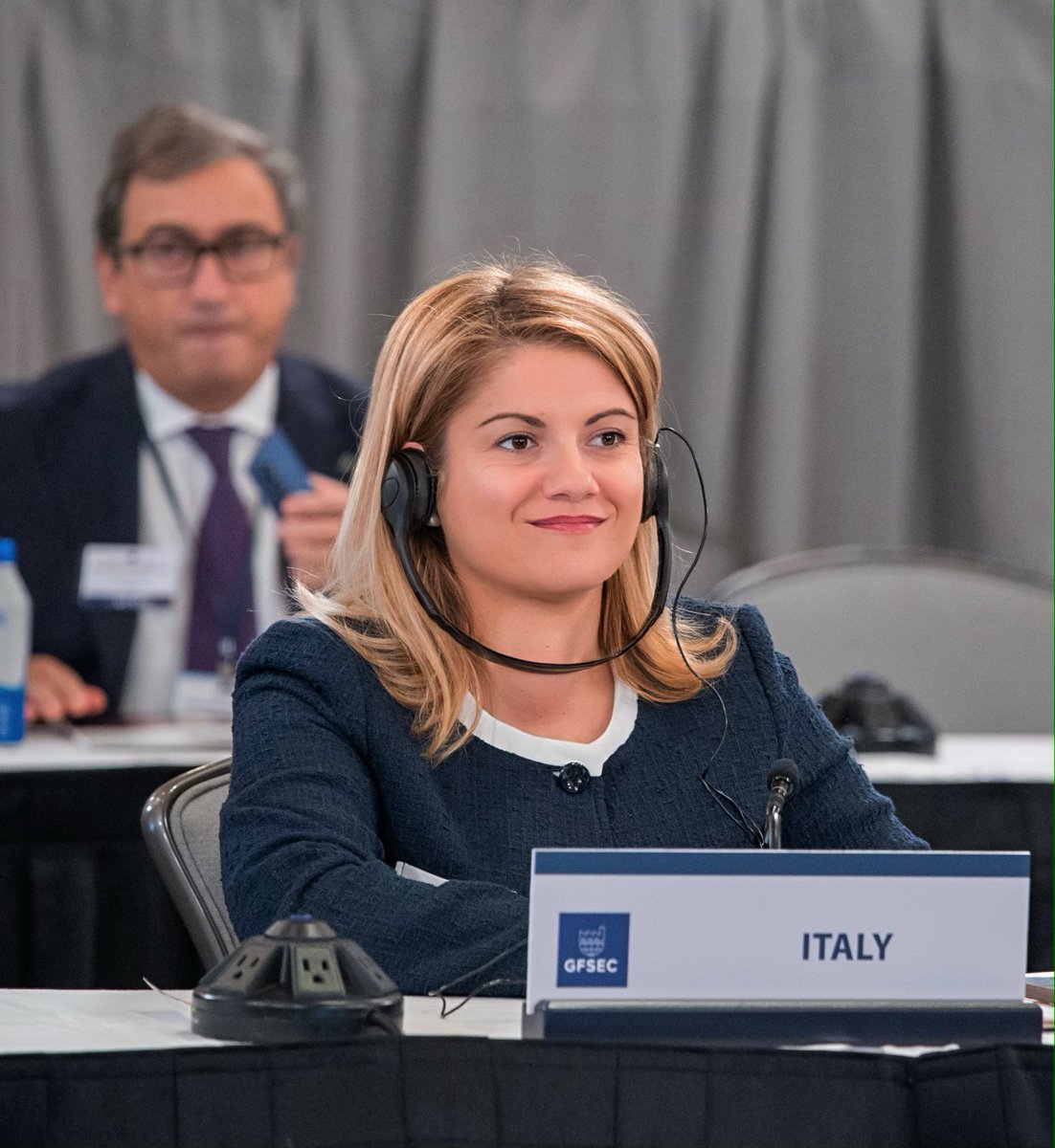 ItalyMFA's tweet photo. Il Sottosegretario @tripodimaria, su delega del Ministro @Antonio_Tajani, ha partecipato a Milwaukee alla Ministeriale G20 sul Commercio sotto la Presidenza statunitense.

Nel corso dei lavori ha ribadito l’approccio costruttivo dell’Italia, sostenendo le proposte volte a contrastare l’uso coercitivo del commercio, rafforzare il contrasto al lavoro forzato nelle catene globali del valore e affrontare l’eccesso strutturale di capacità produttiva, consolidando la politica commerciale UE.

L’Italia conferma così il proprio impegno per un commercio internazionale più equilibrato e per il dialogo con i partner, volto a individuare soluzioni concrete, efficaci e condivise.
#G20

Leggi il comunicato 👇
https://t.co/RGwFErIQVc