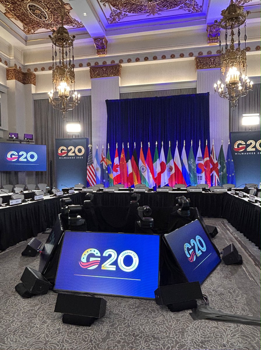 ItalyMFA's tweet photo. Il Sottosegretario @tripodimaria, su delega del Ministro @Antonio_Tajani, ha partecipato a Milwaukee alla Ministeriale G20 sul Commercio sotto la Presidenza statunitense.

Nel corso dei lavori ha ribadito l’approccio costruttivo dell’Italia, sostenendo le proposte volte a contrastare l’uso coercitivo del commercio, rafforzare il contrasto al lavoro forzato nelle catene globali del valore e affrontare l’eccesso strutturale di capacità produttiva, consolidando la politica commerciale UE.

L’Italia conferma così il proprio impegno per un commercio internazionale più equilibrato e per il dialogo con i partner, volto a individuare soluzioni concrete, efficaci e condivise.
#G20

Leggi il comunicato 👇
https://t.co/RGwFErIQVc