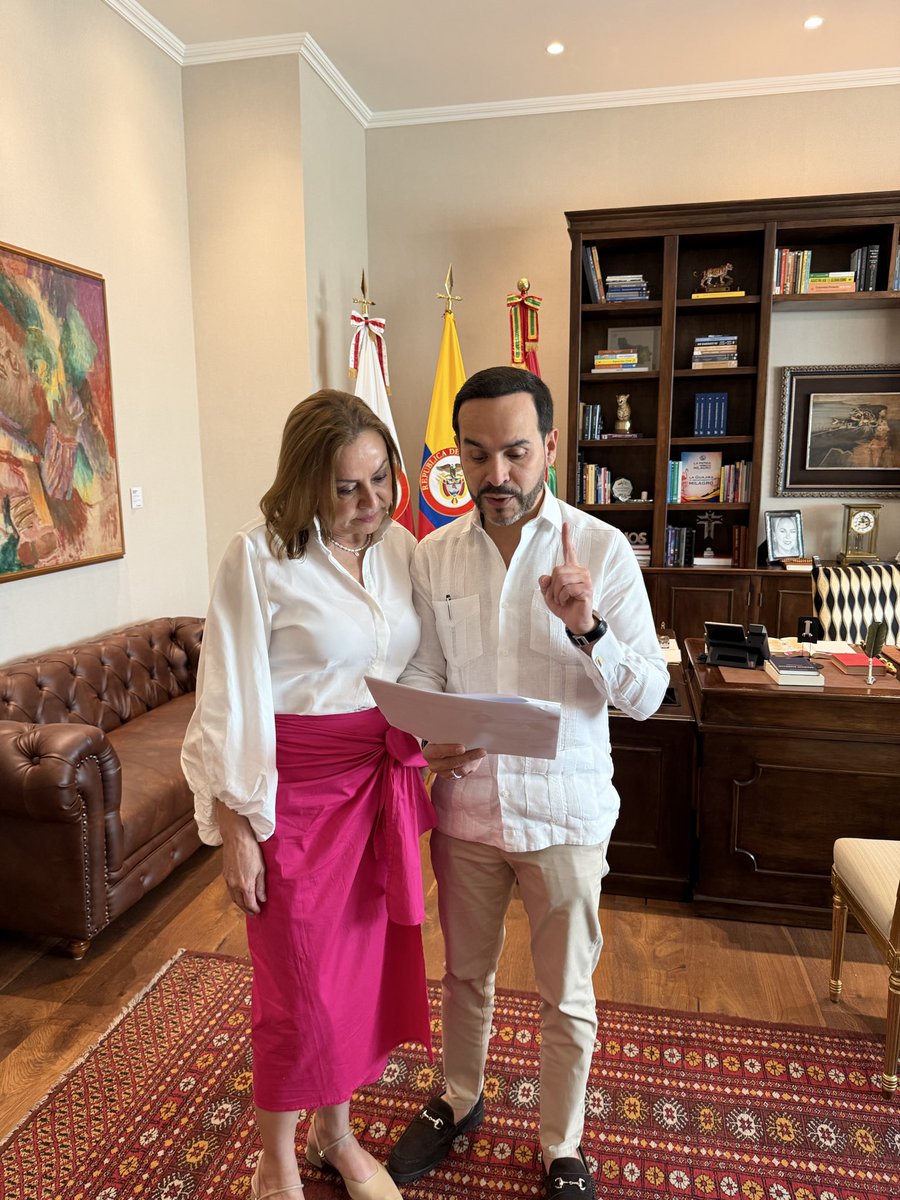 ABDELAESPRIELLA's tweet photo. He citado a la señora ministra de Minas y Energía luego de enterarme del aumento del precio de la gasolina.

Le he pedido que revierta el aumento correspondiente al mes de octubre, mientras buscamos soluciones permanentes para afrontar la subida del precio internacional del petróleo y su impacto en el precio de la gasolina.

La instrucción que he dado es buscar una salida articulada entre todas las entidades del Gobierno y explicar, de manera transparente y pedagógica, las realidades del mercado antes de tomar decisiones que afecten el día a día de los colombianos.

Nuestro primer deber es con el ciudadano. Cuando sea necesario tomar medidas difíciles, debemos explicarlas de manera clara, transparente y pública al país. Los colombianos merecen respuestas y no pueden ser sorprendidos con decisiones que afecten su bolsillo sin recibir explicaciones.

¡Firme por la Patria!

¡Que viva Cristo Rey!

(A.D.L.E) 🇨🇴 🐅