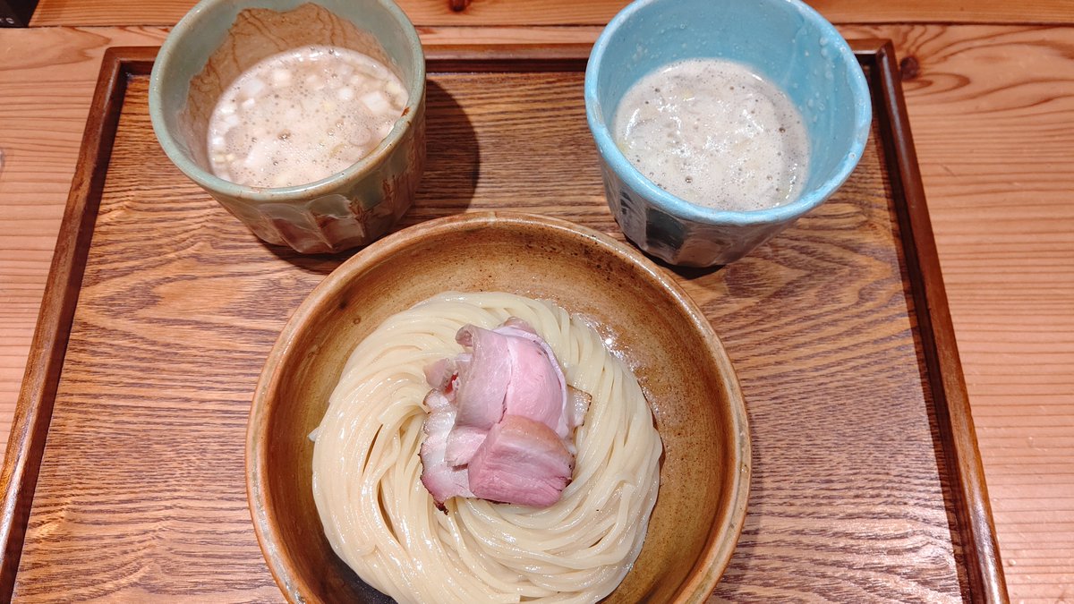 hamakko198104's tweet photo. 台東区御徒町
あいだや
2種つけ麺(魚介豚骨+にんにく醤油)
2回目。
名物？のサーロインのすき焼き飯は生卵無理なんで、スルー。
つけ麺は前回同様美味。上野界隈では頭一つ抜けてるね。
次は坦々食べてみたい。
#つけ麺 https://t.co/5tjMvzwZzr