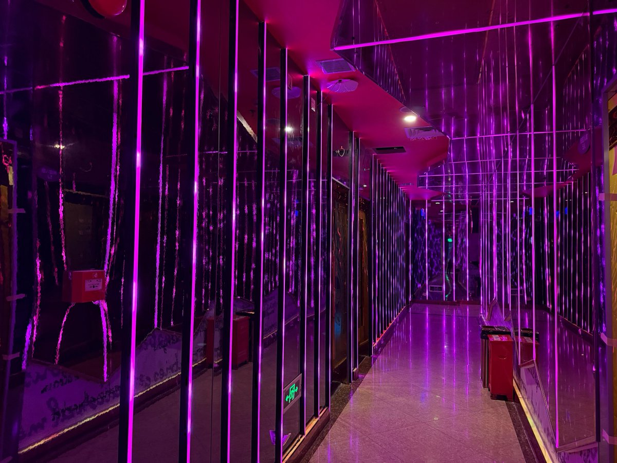Clarethacuk9's tweet photo. Canta sin parar, vibra al máximo en el KTV esta noche! Canciones clásicas y éxitos modernos te esperan para que formes tu grupo y des rienda suelta a tu voz. https://t.co/KGtOAEuNug