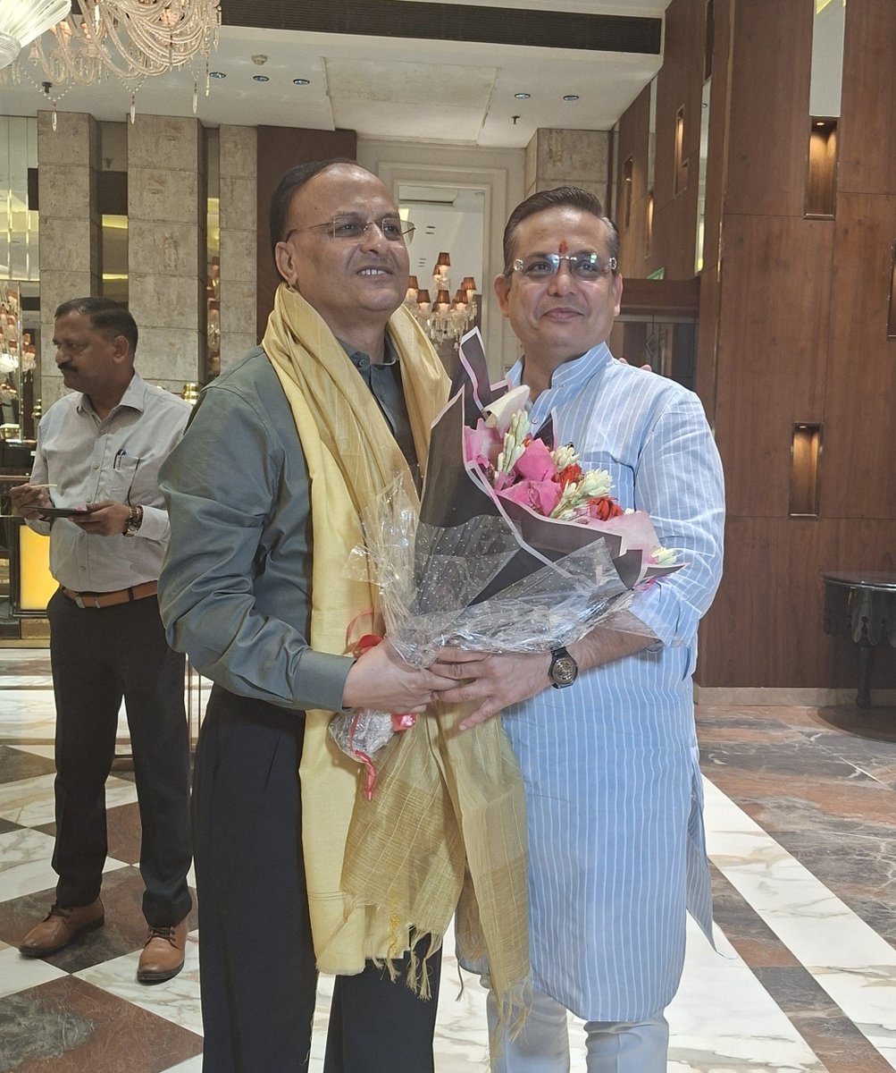 arvindgargbjp's tweet photo. दिल्ली नगर निगम में चीफ इंजीनियर (सिविल) श्री एस के चौहान जी के रिटायरमेंट सेलिब्रेशन में सम्मिलित हुआ।
हार्दिक बधाई एवं शुभकामनाएं 💐💐
#BJP4IND #BJP4Delhi #ArvindGarg https://t.co/FPYNYq0G5W