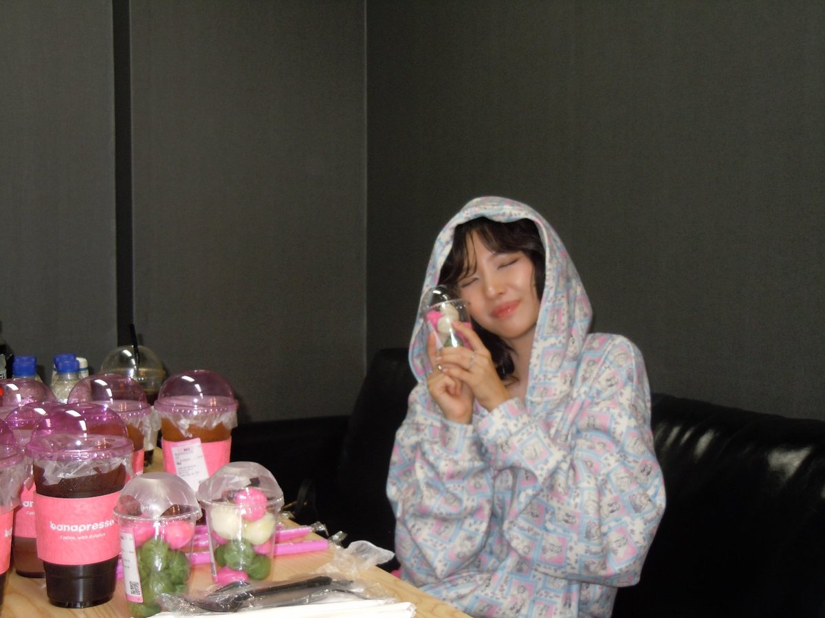 soyeonmania's tweet photo. - 36th PAK 
- 1st Music Show Win for I'm Gonna TOESA 
- Bankroll IMMERSED stage
- Hankyung University Festival

It was a Romantic day for our Soyeonie 🩷 https://t.co/krkyi5LAHH