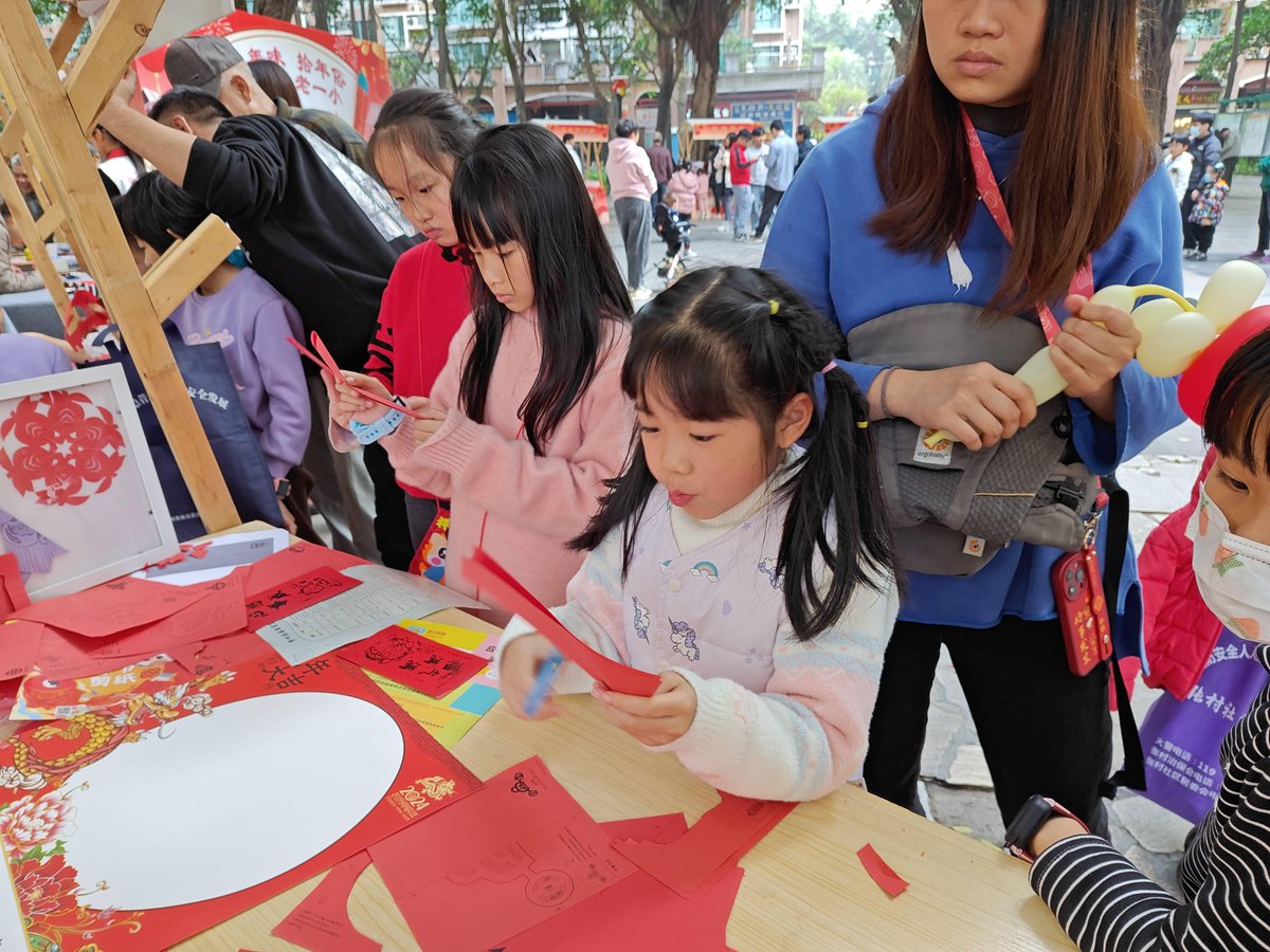 Wynell3r's tweet photo. Ven a nuestro taller de manualidades comunitarias este sábado a las 10h en la plaza principal! Trae a tus nios y disfruta creando juntos, todas las materias son gratuitas. https://t.co/dy7EiqQPoy