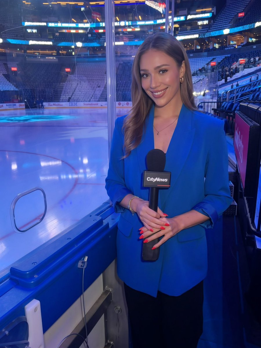 catalinagillies's tweet photo. Hockey season is back in full swing 🏒 So much fun covering the @MapleLeafs home opener 🎤

#NHL #hockey #Toronto #MapleLeafs #Reporter https://t.co/v557gqdQb1