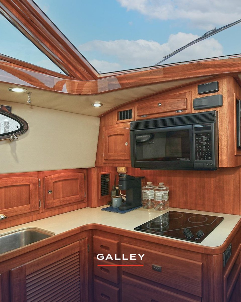 LukeBrownYachts's tweet photo. Inside THANKS LANGE, our 2005 San Juan Downeast Express in Port Washington. New Garmin electronics at the helm, a full galley, salon seating for the crew, and a bright forward stateroom.

Broker Parker Bogue, 1-305-793-3612, parker@lukebrown.com
#SanJuan #YachtForSale https://t.co/Tgoi70ioFF