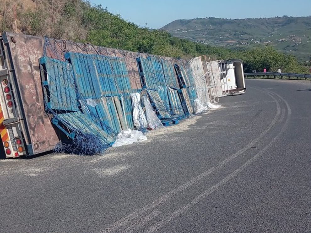 lnnocent191535's tweet photo. 🚨 EASTERN CAPE - R61

Truck overturned on R61 Lusikisiki towards Port St Johns before Ntafufu.

17:20 • Oct 1

#SANationalUpdates #EasternCape https://t.co/SUYtfZ17pE