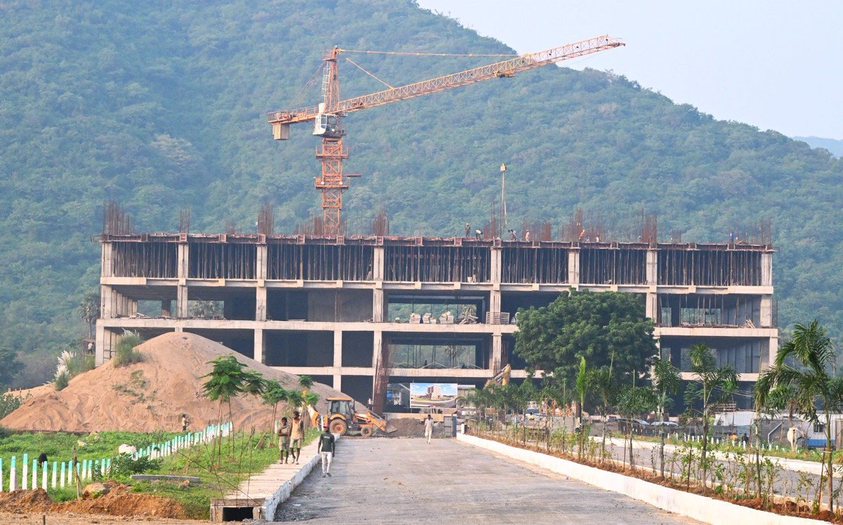 THAndhra's tweet photo. The South Coast Railway's permanent headquarters is going up at Mudasarlova in Visakhapatnam: a ₹183.58-crore building with two basements and three floors, due for completion in 2027. Until then, the zone runs from the VMRDA's Deck building in Siripuram.

Photos: @Vudimudiraju https://t.co/LunhCFGk3d