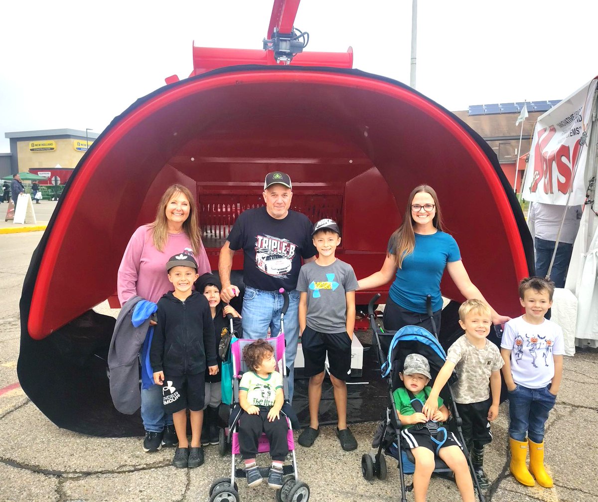 VersaBaggers's tweet photo. Long time Versa Customer Jay Rauls brought his family by our Versa booth to say hi. The Rauls family have two ID900N Versa Baggers that they share between dairies. https://t.co/4LAz4qkH5f