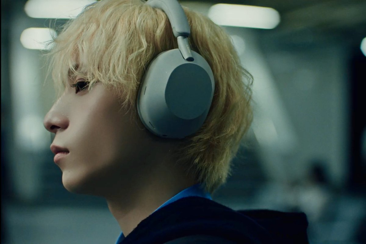FOX_inthemirror's tweet photo. 🎧🌙 https://t.co/UV0G8uge9T