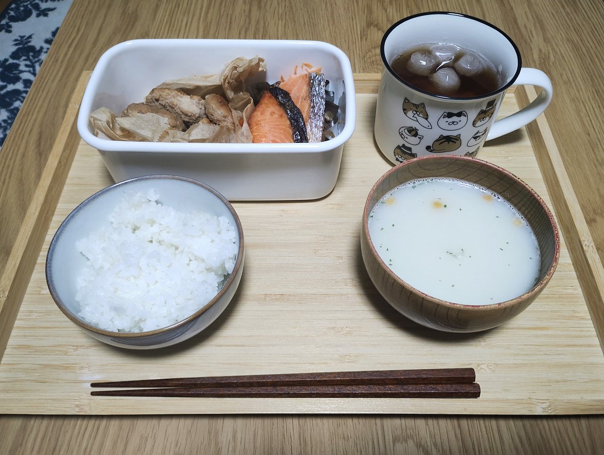 subgame334's tweet photo. 今日のごはん
鮭とつくねときんぴらはお母さんの冷凍弁当、ポタージュはインスタントです
いい感じ https://t.co/cLjDqKX0mz