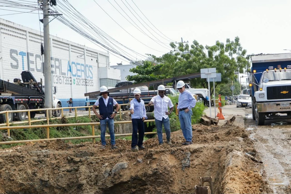 BluRadioCo's tweet photo. Continúan las fallas en el servicio de agua en Cartagena. La empresa Aguas de Cartagena informó que, aunque finalizaron las actividades programadas de mantenimiento de las redes de acueducto, en las últimas horas se registró una fuga en una tubería de conducción de agua cruda que dejó sin servicio de agua nuevamente al 40% de la ciudad desde las 8:00 de la mañana de este jueves. #MañanasBlu