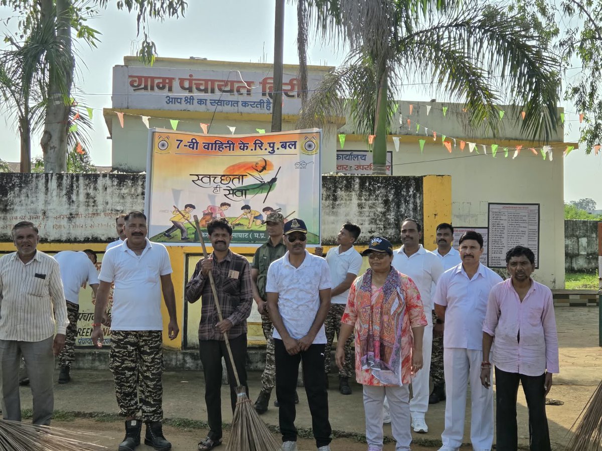 007bn_CRPF's tweet photo. हिर्री ,किरणापुर बालाघाट में 07 BN CRPF द्वारा रानी अवंती बाई बस स्टैंड/बाजार में स्वच्छता अभियान चलाया गया।अभियान कमांडेंट श्री हजारी लाल के मार्गदर्शन एवं उप कमांडेंट श्री दीपक कुमार के निर्देशन में संपन्न हुआ।इस अवसर पर श्रीमती रमा हजारी लाल एवं स्थानीय नागरिकों की उपस्थिति रह https://t.co/pylHwFGcFX
