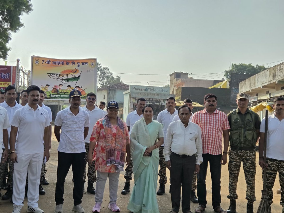 007bn_CRPF's tweet photo. हिर्री ,किरणापुर बालाघाट में 07 BN CRPF द्वारा रानी अवंती बाई बस स्टैंड/बाजार में स्वच्छता अभियान चलाया गया।अभियान कमांडेंट श्री हजारी लाल के मार्गदर्शन एवं उप कमांडेंट श्री दीपक कुमार के निर्देशन में संपन्न हुआ।इस अवसर पर श्रीमती रमा हजारी लाल एवं स्थानीय नागरिकों की उपस्थिति रह https://t.co/pylHwFGcFX