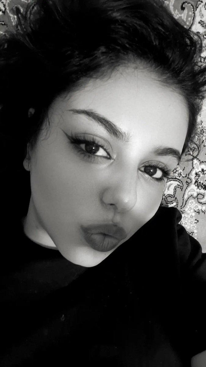 niniloo17's tweet photo. دختری که خط چشم تیز میکشه پرنسسه🎀 https://t.co/JZJ76Parac