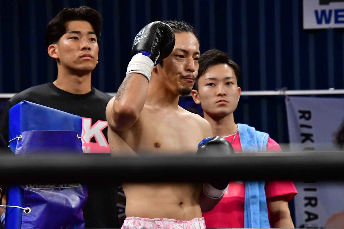 Executioner893's tweet photo. セミファイナル -59.5kg契約3分3R 田勢ジャイル選手(TOP LEAD GYM) vs夏気選手(VRK GYM)。前日計量で夏気選手は1kg体重超過あり、減点2から試合開始。1R中盤 ジャイル選手の強烈な左ストレートがヒットする。この一撃で勝負あった。
#KROSSOVER https://t.co/bCRgBEpAXq