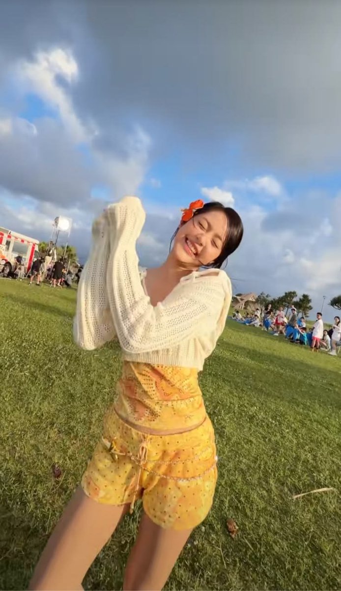 atmaCARMEN's tweet photo. Nyoman Ayu Carmenita (lahir 28 Maret 2006), secara profesional dikenal sebagai Carmen (Hangul: 카르멘), adalah seorang penyanyi asal Bali, Indonesia. Saat ini, ia menjadi salah seorang anggota grup wanita asal Korea Selatan Hearts2Hearts yang berada di bawah naungan SM Ent https://t.co/MiK9R9XcQC