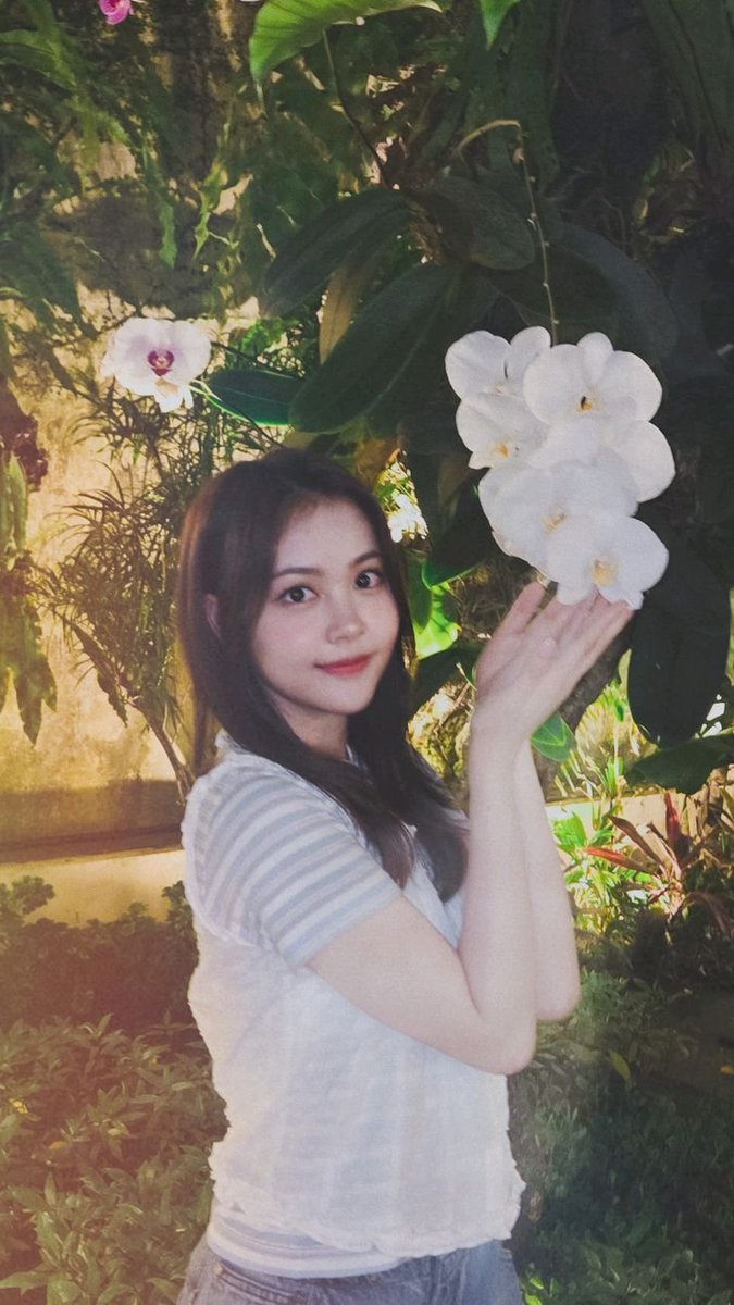 atmaCARMEN's tweet photo. Nyoman Ayu Carmenita (lahir 28 Maret 2006), secara profesional dikenal sebagai Carmen (Hangul: 카르멘), adalah seorang penyanyi asal Bali, Indonesia. Saat ini, ia menjadi salah seorang anggota grup wanita asal Korea Selatan Hearts2Hearts yang berada di bawah naungan SM Ent https://t.co/MiK9R9XcQC