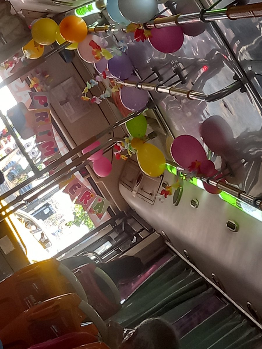 Kerana_sha's tweet photo. La otra semana me subi en la linea12 para irme a la facu y estaba así  
Te quiero chofer que decoro su colectivo por la primavera https://t.co/eOVDQ2Exik