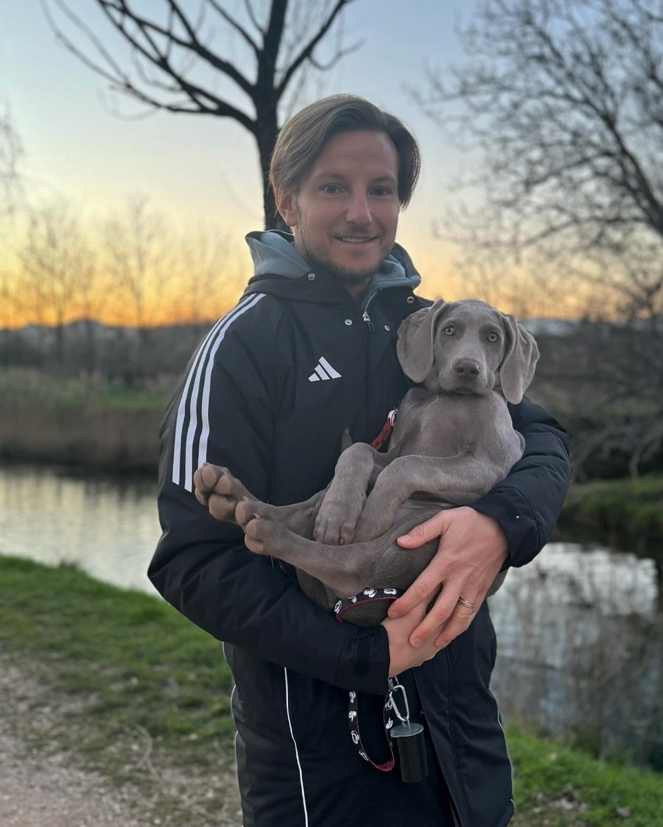 markolukac's tweet photo. Ivan Rakiti�� i stencić Dumbo (vajmarski ptičar) 🐕 Pazite: aktivni štenci trebaju šetnju + mentalni rad; na šetnji povodac, čip i kontakt. https://t.co/RTpcrrgKHx #psi #Weimaraner #K9Hrvatska https://t.co/st4qZghf0b