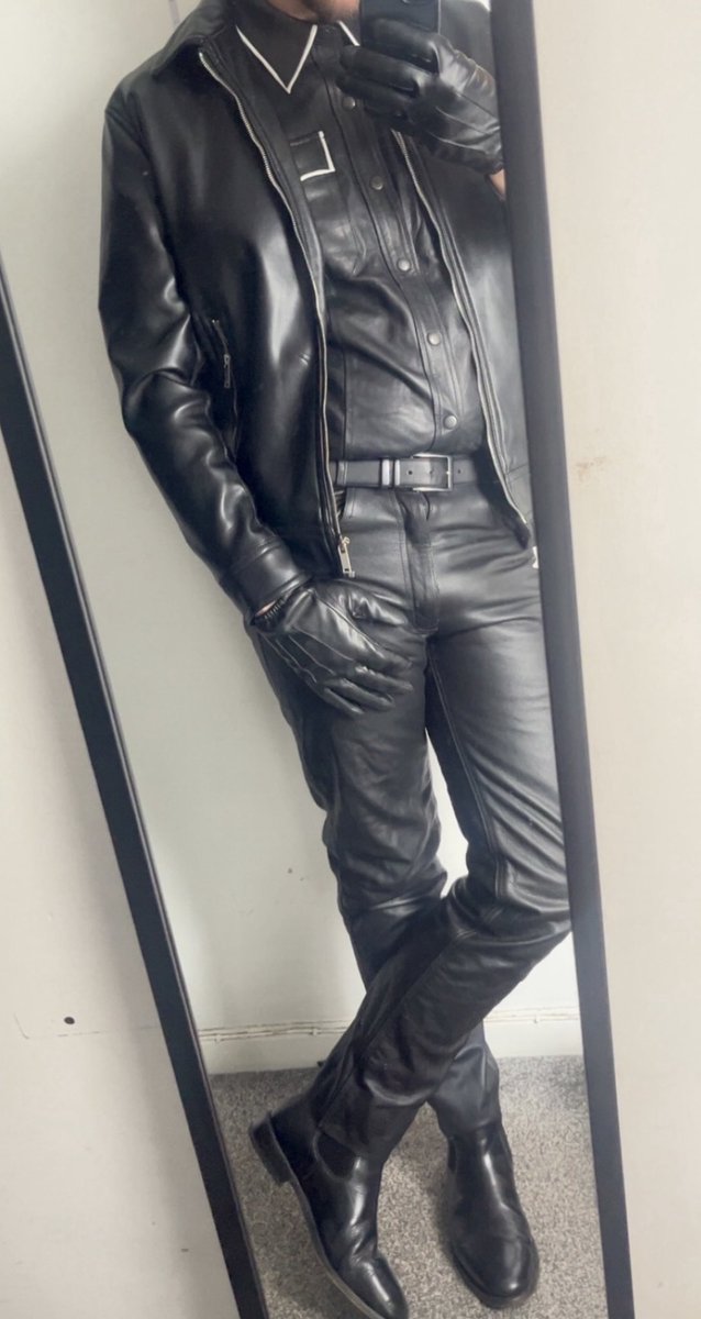shinyleatherx's tweet photo. Gloves and boots make everyone weak - great start to Locktober 😈 #gayleather #leatherkink #gay #gaykink https://t.co/4WlBuzTHl3