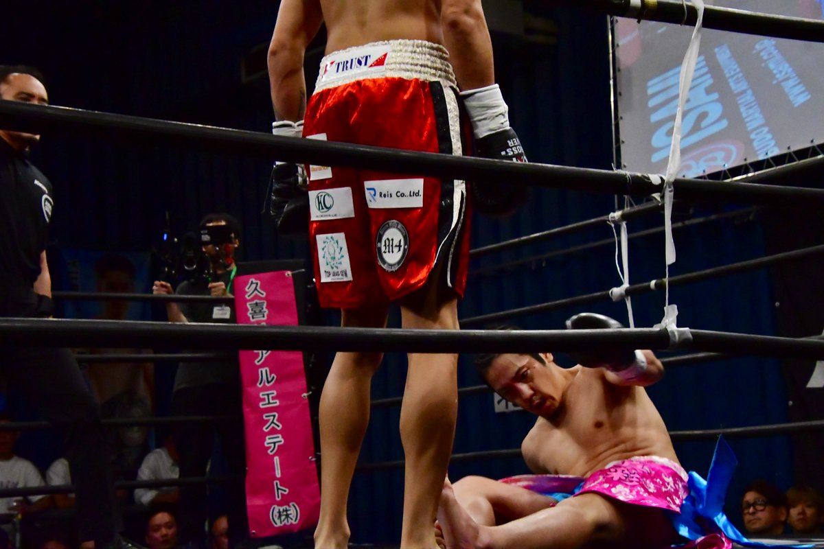 Executioner893's tweet photo. 1ダウンした夏気選手は立つことが出来ずレフェリーが試合をすぐにストップした。田勢ジャイル選手はKrushやBigbangで戦績を積み重ねてきたキックボクサー。圧巻の1R TKO勝ちで今大会に強烈なインパクトを残したジャイル選手だ。
#KROSSOVER https://t.co/Puqm3Exbcc