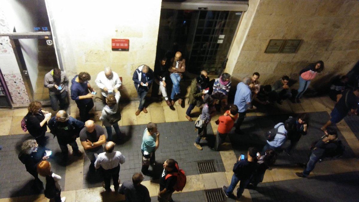 MariaRoigAlsina's tweet photo. Del #10 recordo l'orgull de veure la gent davant el col·legi encara de matinada, qui va arribar amb la clau, els qui van portar les urnes, els apoderats, els que van votar, els que vam ser allà, tot el dia. 

Totes elles, tots ells, són els meus, ho eren aleshores i ho són ara. https://t.co/e9Bmsg7OK4