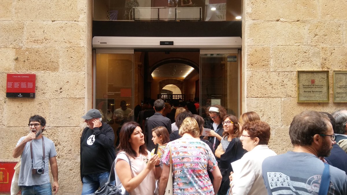 MariaRoigAlsina's tweet photo. Del #10 recordo l'orgull de veure la gent davant el col·legi encara de matinada, qui va arribar amb la clau, els qui van portar les urnes, els apoderats, els que van votar, els que vam ser allà, tot el dia. 

Totes elles, tots ells, són els meus, ho eren aleshores i ho són ara. https://t.co/e9Bmsg7OK4