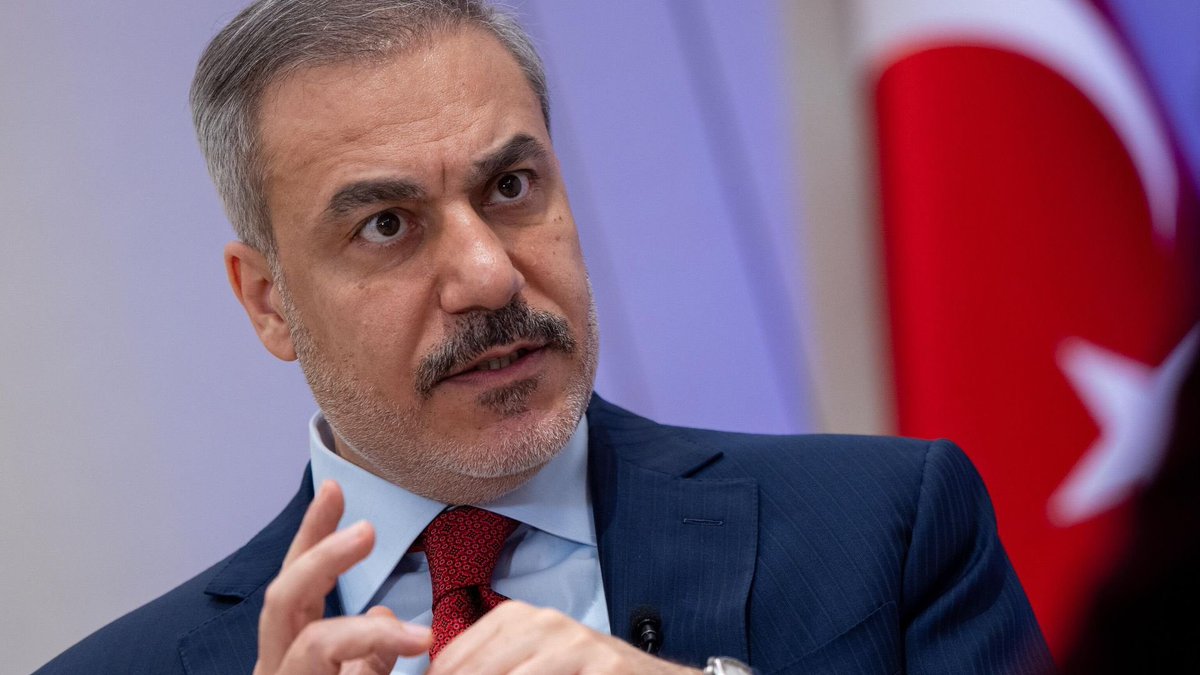 HurmaEdit's tweet photo. İsrail Kanal 13: 

"Hakan Fidan, New York'taki kapalı Barış Kurulu toplantısında İsrail'i Gazze'de soykırım yapmak ve açlığa yol açmakla suçladı.

Netanyahu'nun temsilcisi Michael Eisenberg Fidan'a itiraz etti. 

İkili arasında sert tartışma çıktı, sesler yükseldi.

Trump'ın damadı Jared Kushner araya girerek tartışmayı sonlandırdı."