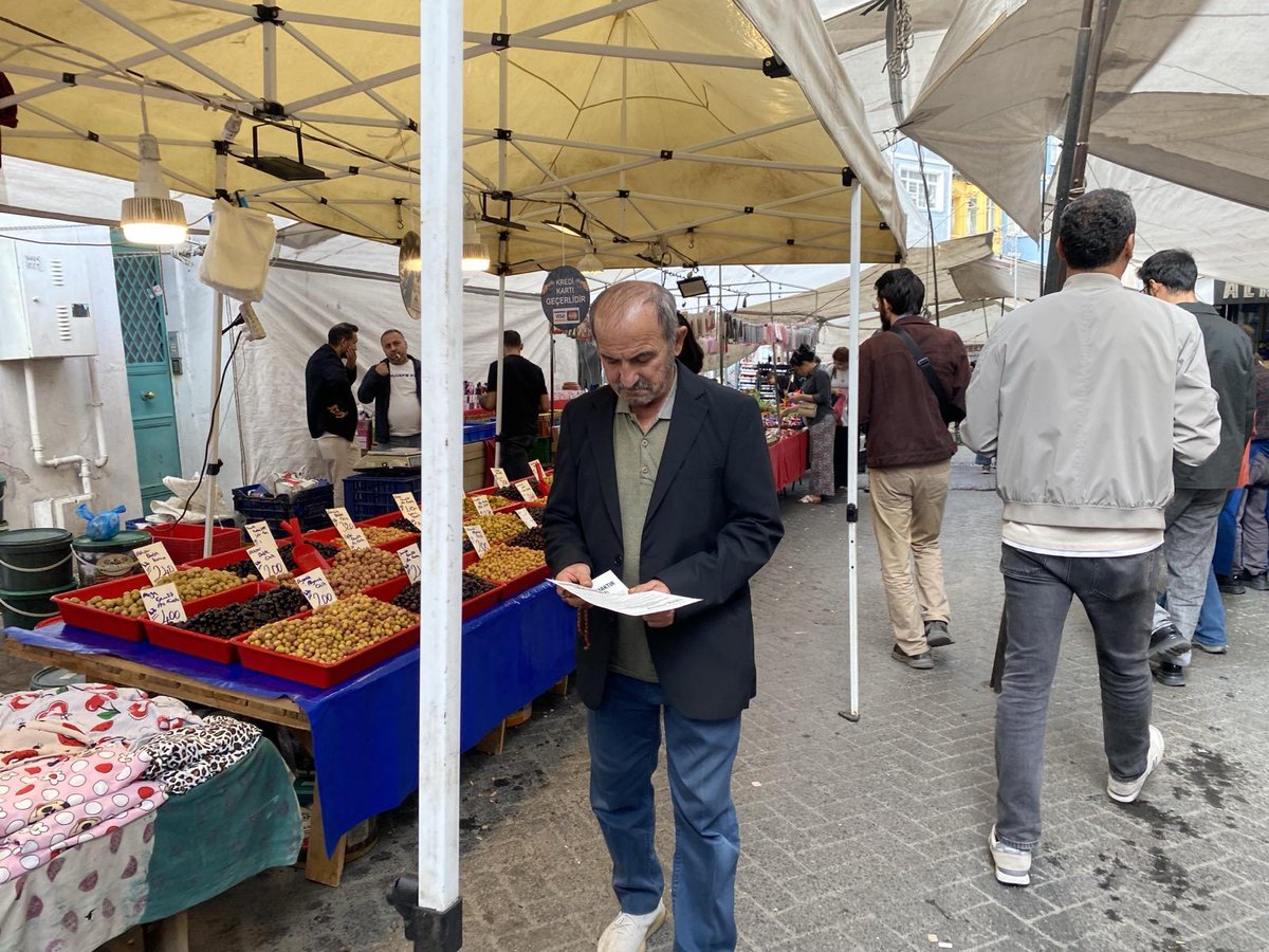 KomunistKoz's tweet photo. Alınteri ve Köz olarak “Anadilde eğitim haktır, engellenemez!  Perwerdehiya bi zimanê dayikê maf e, nayê astengkirin!” şiarlı  kampanyamızın bildirilerini “Kardeşliğimizin temeli eşitliktir” diyerek  pazar esnafı ve semt halkına ulaştırdık

https://t.co/z5IHdEs37Q https://t.co/A12JJxtU5b
