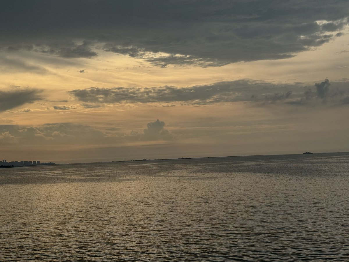 peeroo_U's tweet photo. @Justtdavid_ Hiking trail in Shenzhen and sea side in Haikou. https://t.co/K1kLdPyb8g