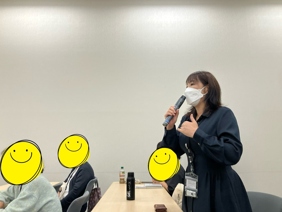 MayaOkamot69475's tweet photo. 本日参加させて頂いたSTOP！インボイスさんの院内集会での私のショットを仲間から頂きました☆

#インボイス制度 の負担軽減措置である
2割特例⇨3割特例
8割控除⇨7割控除
に、本日2026年10月1日より変更となりました。

増税ですね😡

私がこの時質問したのは、議員さんではただお一人最後まで会場に残ってくださっていた共産党小池晃議員に対して、
インボイス制度を固定化してしまう恐れのある食料品のみの消費税1%は、この秋の国会でもまだなんとかなるのか？なんとかして欲しい！というお願いベースのものでした。

国会と、私達市民の動きを連動させて、少しでも国を良い方向へと動かせたらーーーきっとたくさんの人が救われますよね！
それは、どんな問題であっても。

終了後、退室される小池議員を追いかけていって
「私達市民がどう動けば、国会での追及などに一番役立ちますか？」とお聞きしたら、
「こういう集会などを開き続けてください。それが重要です」
と答えてくださいました！

私達は主権者です。

声を、届けましょう🍀

挫けずに🔥🔥🔥

#インボイス制度廃止 
#STOPインボイス

あ！途中退席されたラサール石井さんともちょこちょこっとお話しできました♡
（舞台のお稽古の話だけど😆）