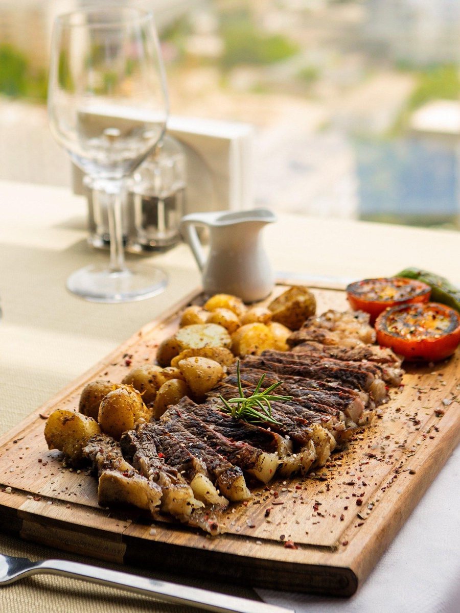 alisoncrumlzcp's tweet photo. Este churrasco argentino en el nuevo local del centro es una bomba! Carne jugosa, chimichurri casero y papas rústicas crujientes. Volveré sin duda! https://t.co/vCUdgHLEql