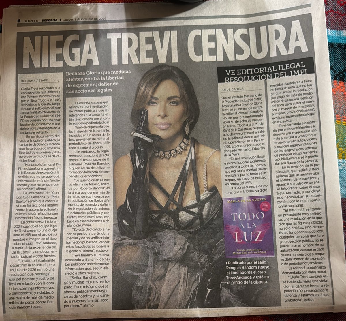 LUPITAMARTINEZA's tweet photo. Dice Gloria Trevi que el libro de Karla de la Cuesta en donde expone los documentos del caso en Chihuahua miente  😂😂😂 dice en pocas palabras que no vimos lo que vimos ☝🏼 y para eso publica nototas y desplegados https://t.co/olx7pgbo1U
