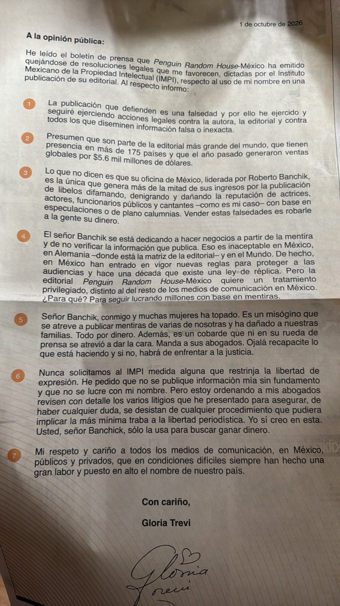 LUPITAMARTINEZA's tweet photo. Dice Gloria Trevi que el libro de Karla de la Cuesta en donde expone los documentos del caso en Chihuahua miente  😂😂😂 dice en pocas palabras que no vimos lo que vimos ☝🏼 y para eso publica nototas y desplegados https://t.co/olx7pgbo1U