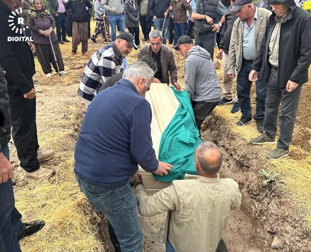 KurdistanW41691's tweet photo. Av Hüseyin Yıldırım Dersim'de uğurlandı
Vasiyeti toprağıyla birleşmekti.
Haq, Xızır yardımcısı olsun.
Topraklarımızın özgürleşeceği günler olacak 
diyerek saygılarımla! https://t.co/eeGDa4ZM1a