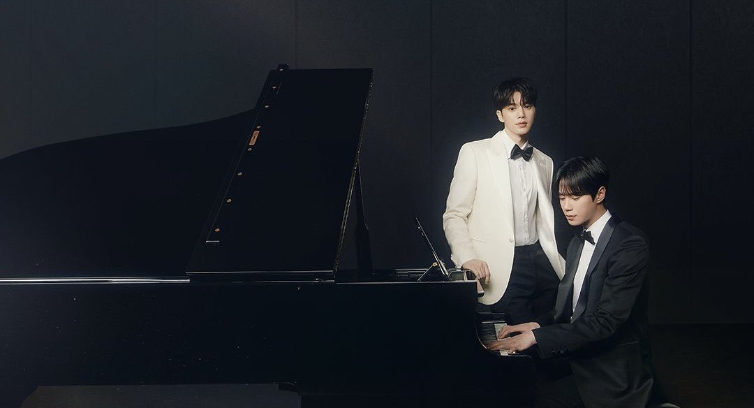 donsteacup's tweet photo. gambaran foto prewedding konduktor orchestra dan pianisnya yang udah kenal dari kecil terus pacaran di SMA tapi sempet putus karena salah paham terus akhirnya menikah sepuluh tahun kemudian. https://t.co/zlTeuPZLp4